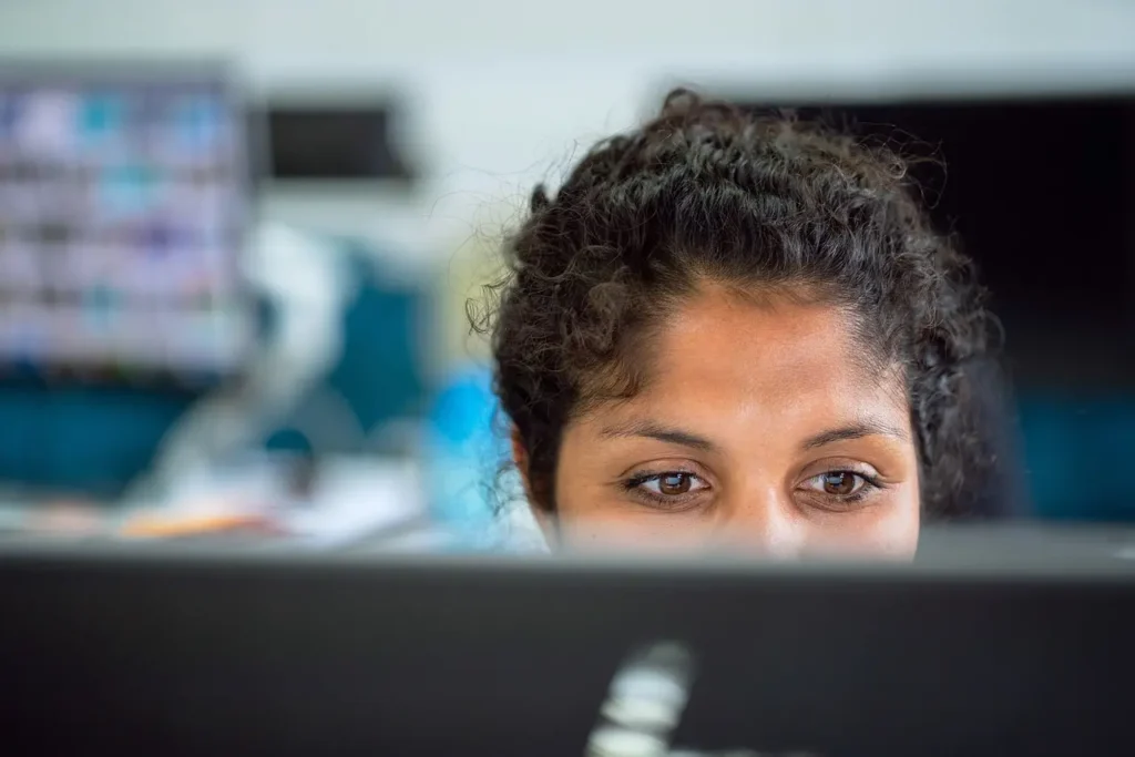 Mujer trabajando en una PC